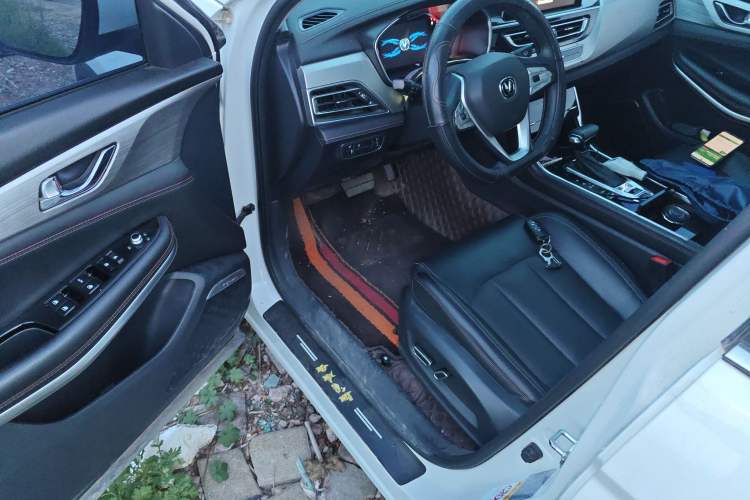 Used CHANGAN CS75 2020 280T DCT Luxury Version China VI Standard Interior 3