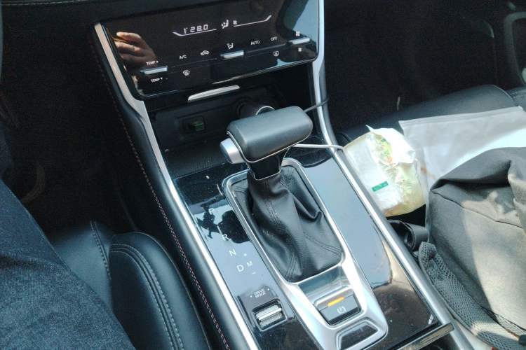 Used CHANGAN CS75 2021 Honor Million Edition 280T DCT Luxury Model Gear Lever