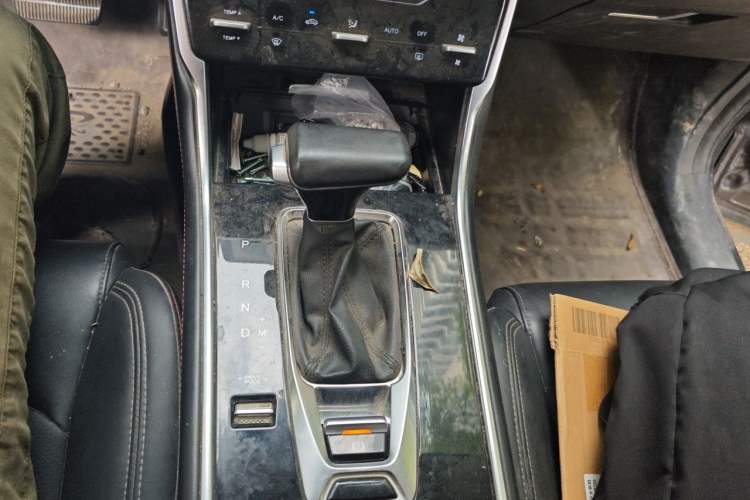 Used CHANGAN CS75 2021 Honor Million Edition 280T DCT Luxury Model Gear Lever