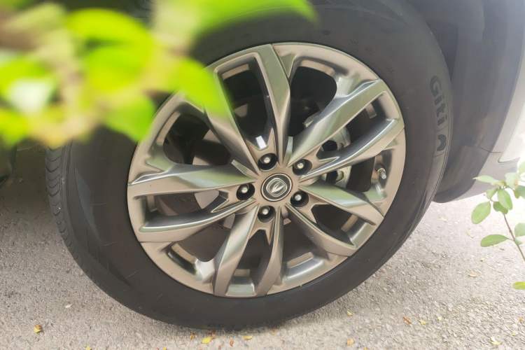 Used CHANGAN CS75 2021 Honor Million Edition 280T DCT Prestige Model Right Front Wheel Hub
