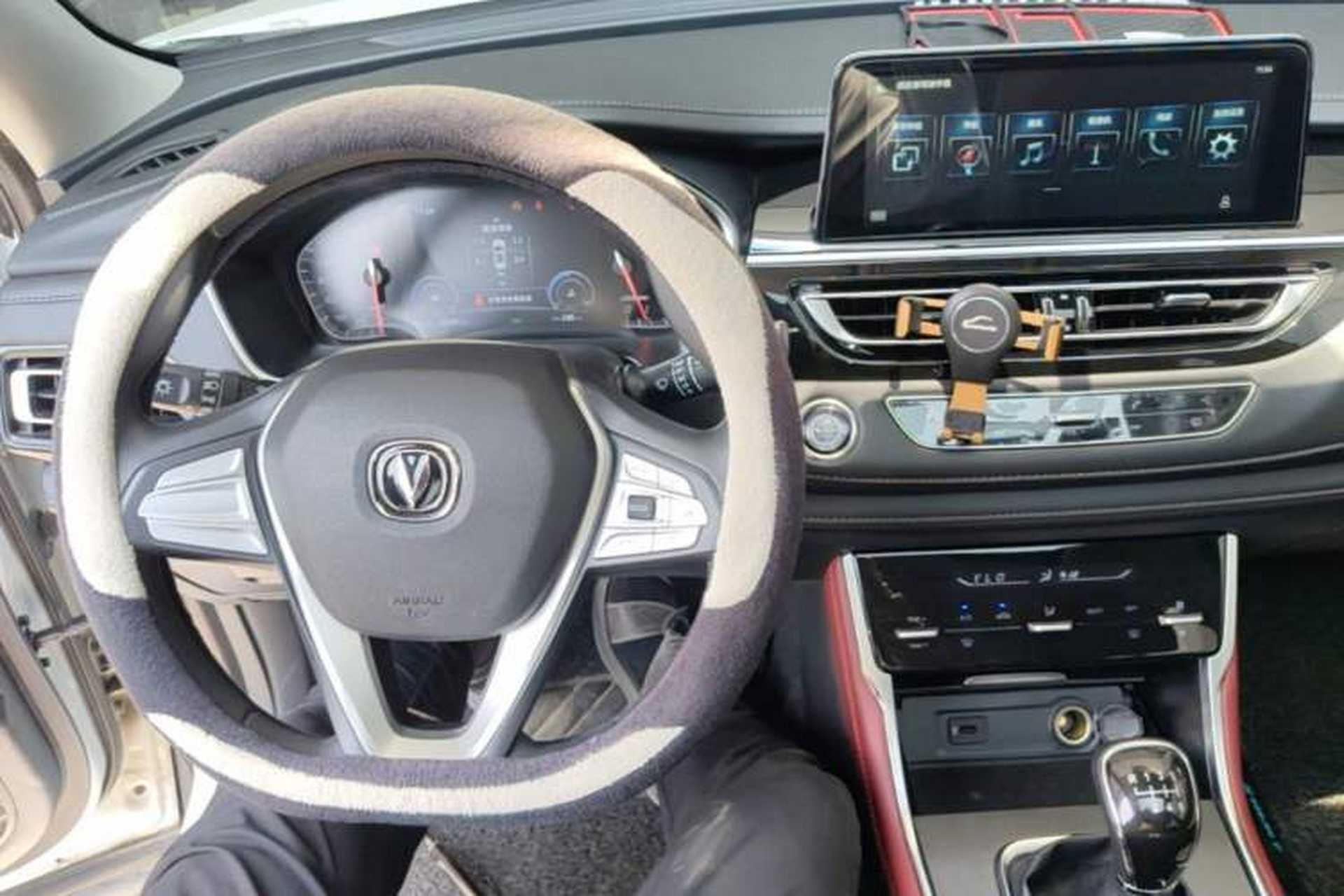 Used CHANGAN CS75 2022 Blue Whale Edition 1.5T Manual Elite Model Center Console