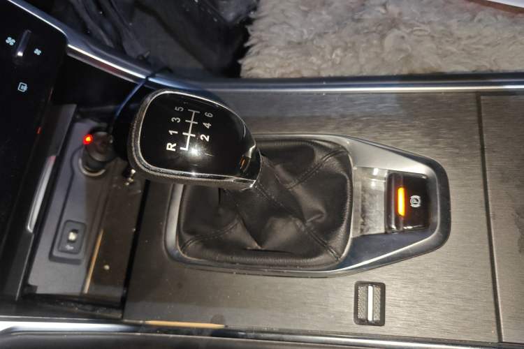 Used CHANGAN CS75 2022 Blue Whale Edition 1.5T Manual Elite Model Gear Lever