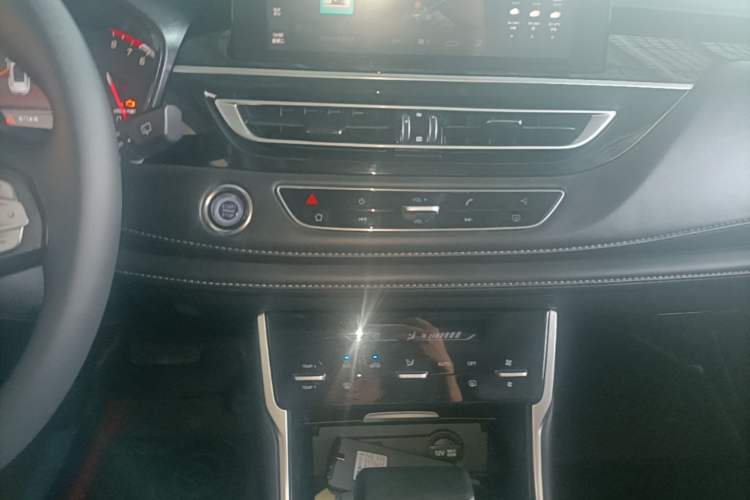 Used CHANGAN CS75 2023 Enjoy Edition 1.5T DCT Luxury Version Audio And AC Panel
