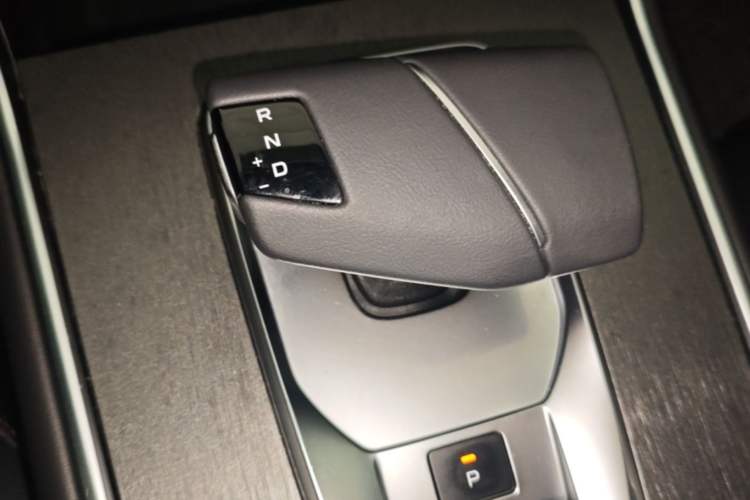 Used CHANGAN CS75 2024 Enjoy Edition 1.5T DCT Luxury Model Gear Lever