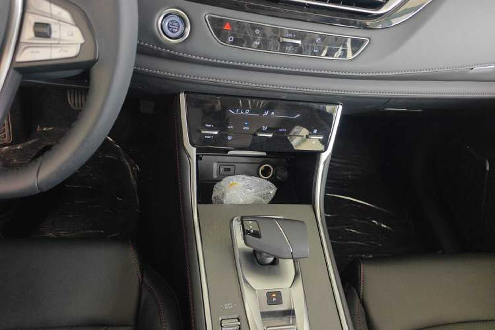 Used CHANGAN CS75 2024 Enjoy Edition 1.5T DCT Luxury Model Gear Lever