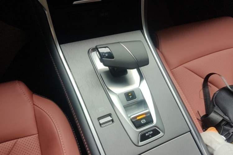 Used CHANGAN CS75 2024 Enjoy Edition 1.5T DCT Luxury Model Gear Lever