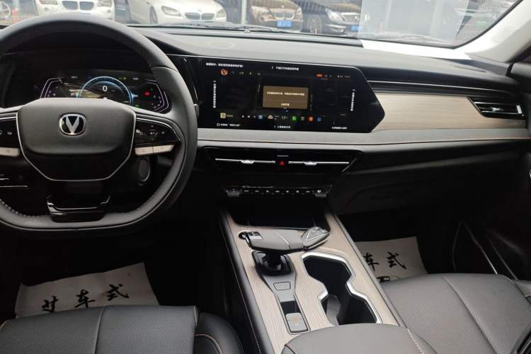 Used CHANGAN CS75 2025 Model PRO 1.5T Enjoyment 7-Seater Audio And AC Panel