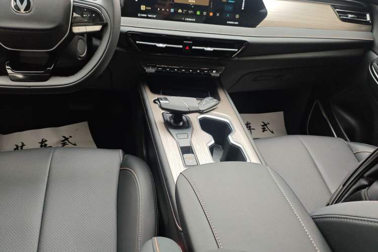 Used CHANGAN CS75 2025 Model PRO 1.5T Enjoyment 7-Seater Gear Lever