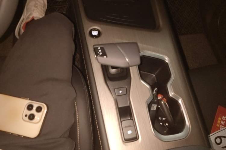 Used CHANGAN CS75 2025 Model PRO 1.5T Advanced 7-Seater Gear Lever