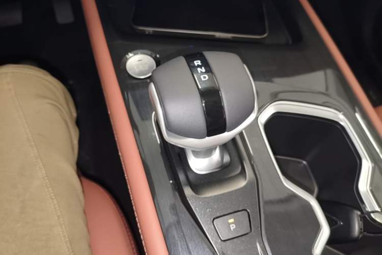 Used CHANGAN CS75 2026 Model PRO 1.5T DCT Prestige 7-Seater Gear Lever
