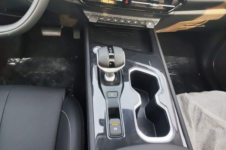Used CHANGAN CS75 2026 Model PRO 1.5T DCT Prestige 7-Seater Gear Lever