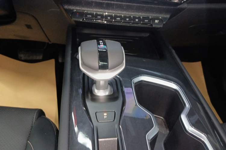 Used CHANGAN CS75 2026 Model PRO 1.5T DCT Prestige 7-Seater Gear Lever