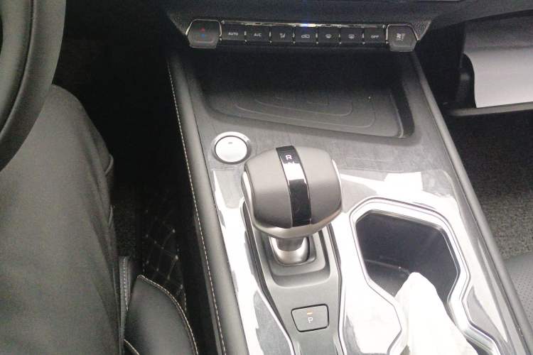 Used CHANGAN CS75 2026 Model PRO 1.5T DCT Prestige 7-Seater Gear Lever