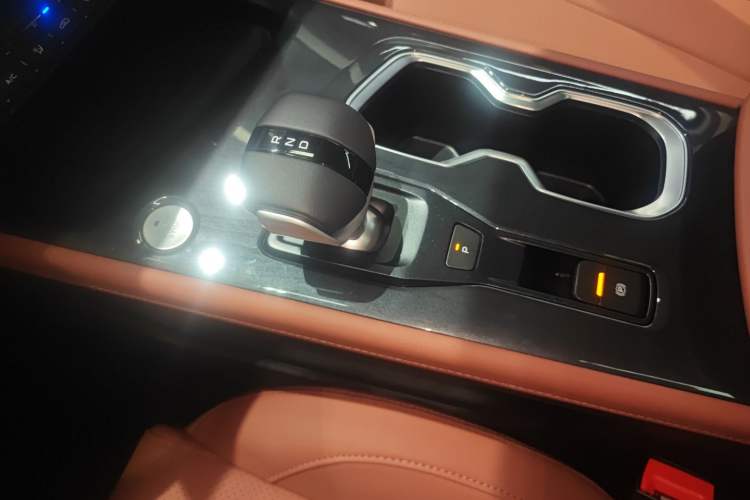 Used CHANGAN CS75 2026 Model PRO 1.5T DCT Prestige 7-Seater Gear Lever