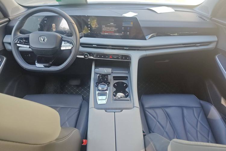 Used CHANGAN CS75 PLUS 2024 3rd Generation Champion Edition 1.5T Intelligent Drive Dynamic Model Center Console