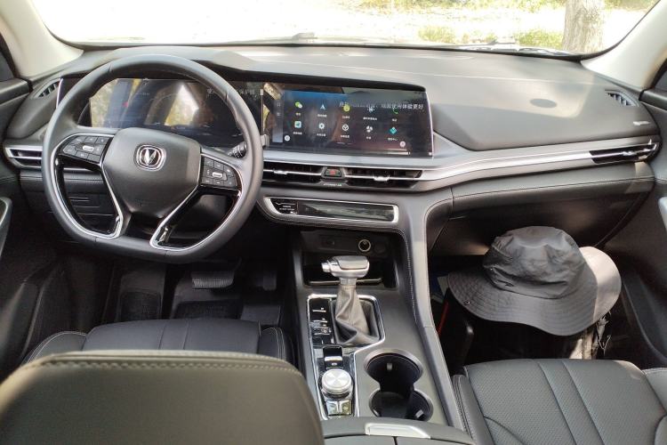 Used CHANGAN CS75 PLUS 2021 1.5T Automatic Luxury Version Interior 2