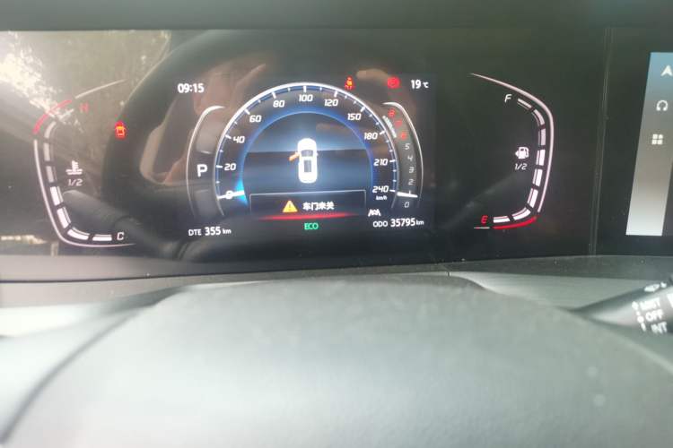 Used CHANGAN CS75 PLUS 2021 1.5T Automatic Luxury Version Odometer Close Up