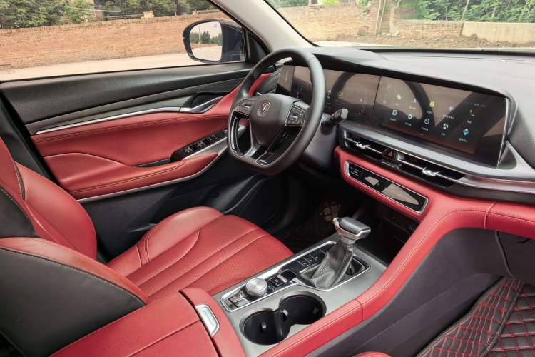 Used CHANGAN CS75 PLUS 2021 1.5T Automatic Luxury Version Interior 3