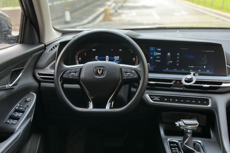 Used CHANGAN CS75 PLUS 2021 1.5T Automatic Luxury Version Interior 4