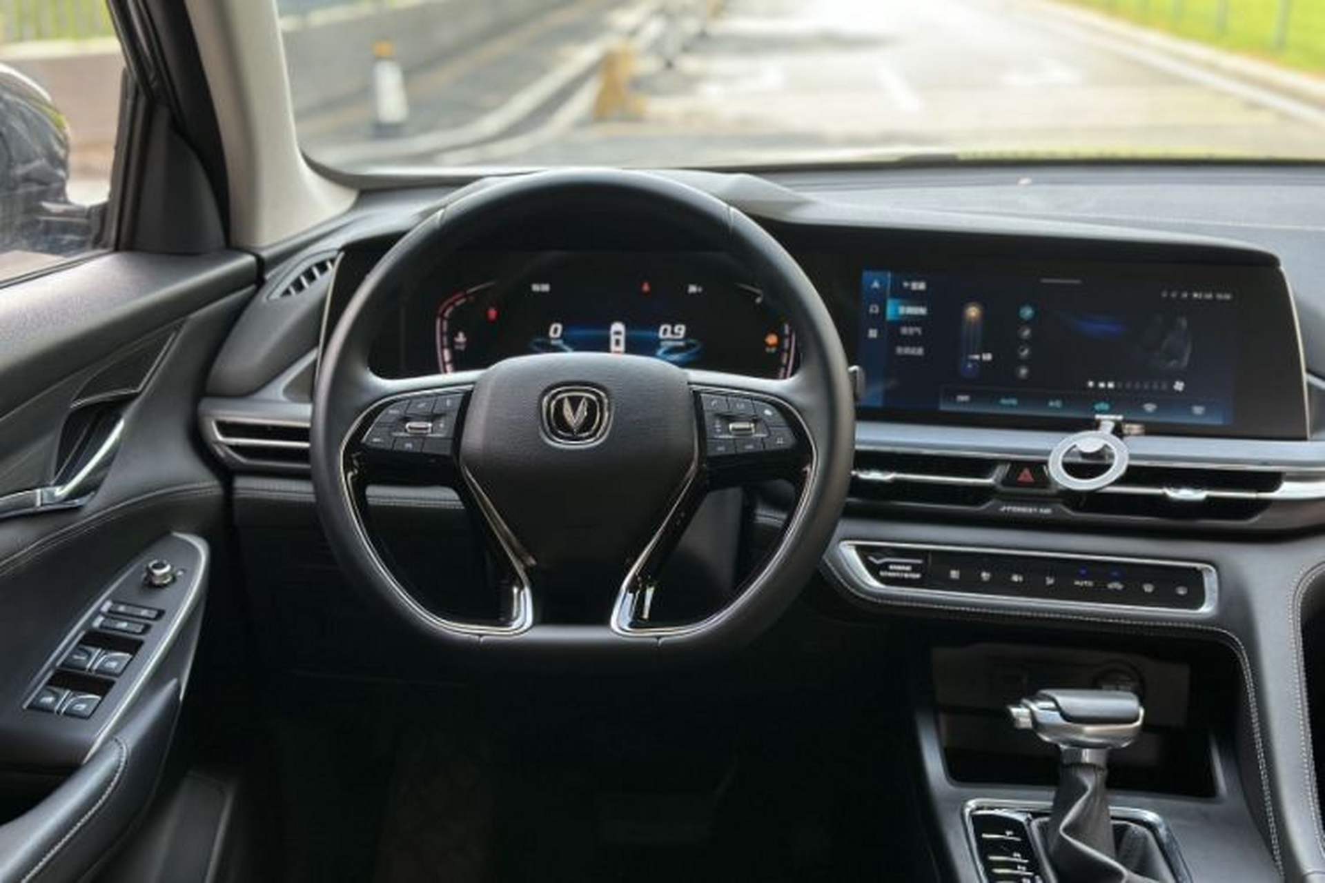 Used CHANGAN CS75 PLUS 2021 1.5T Automatic Luxury Version Interior 4