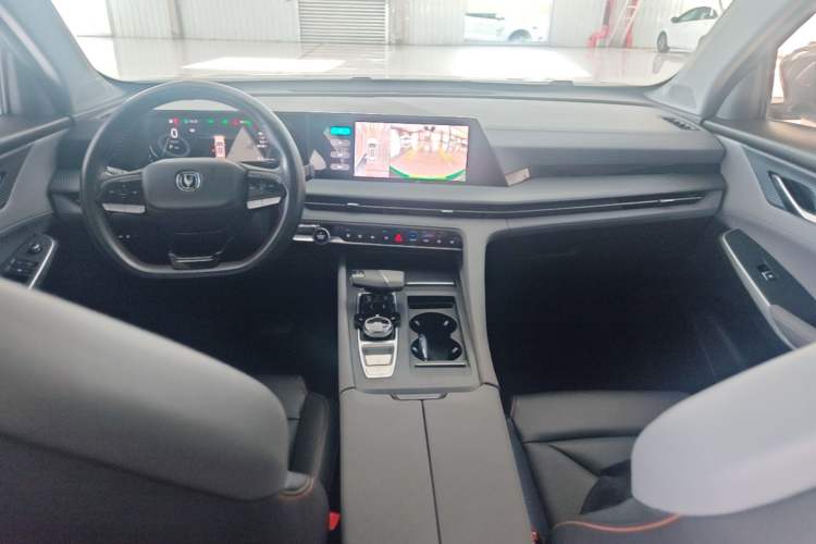Used CHANGAN CS75 PLUS 2022 Second-Generation 2.0T Automatic Prestige Model Center Console