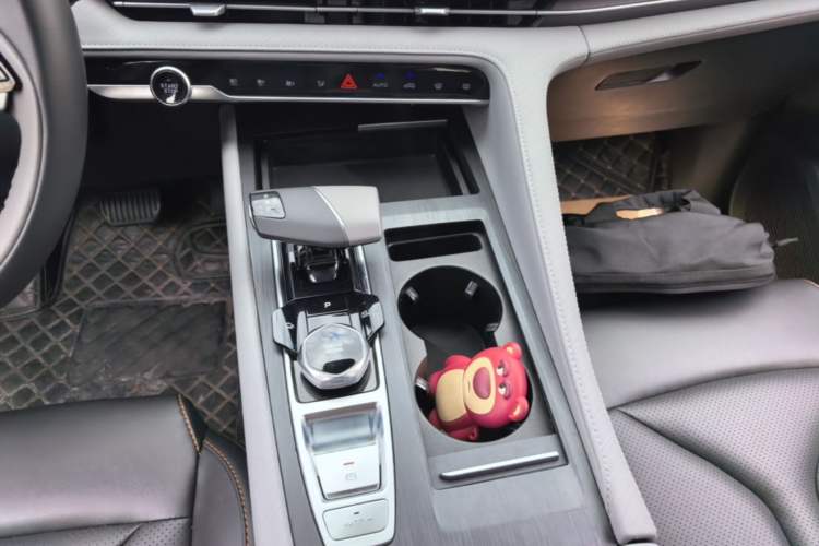 Used CHANGAN CS75 PLUS 2022 Second-Generation 2.0T Automatic Prestige Model Gear Lever