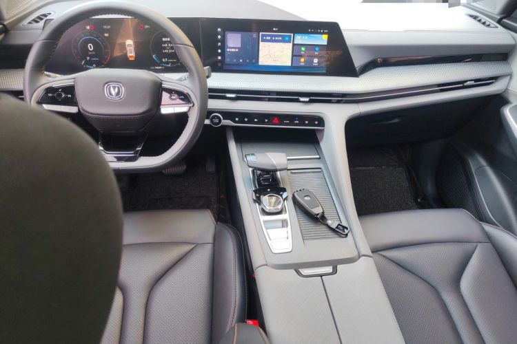 Used CHANGAN CS75 PLUS 2022 Second-Generation 2.0T Automatic Prestige Model Center Console