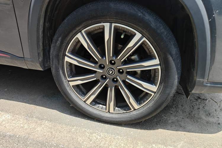 Used CHANGAN CS75 PLUS 2022 2nd Generation 1.5T Automatic Luxury Edition Right Front Wheel Hub
