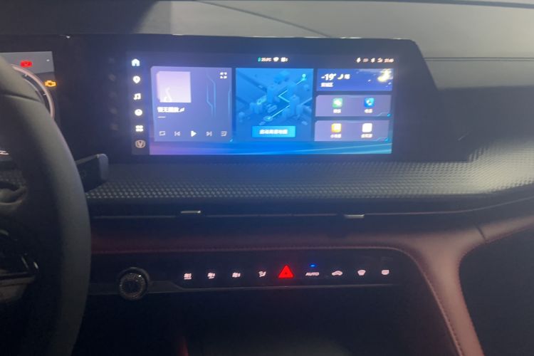 Used CHANGAN CS75 PLUS 2022 Second-Generation 2.0T Automatic Prestige Model Audio And AC Panel