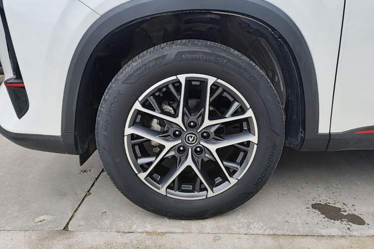 Used CHANGAN CS75 PLUS 2022 2nd Generation 1.5T Automatic Luxury Version Left Front Wheel Hub