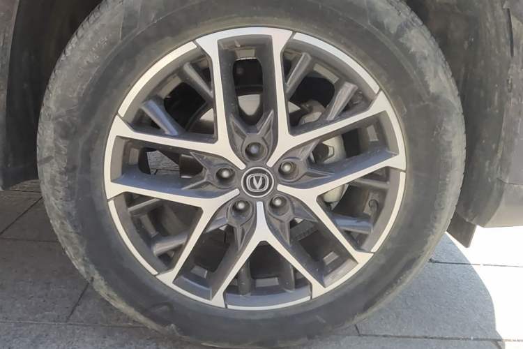 Used CHANGAN CS75 PLUS 2022 2nd Generation 1.5T Automatic Prestige Version Right Front Wheel Hub