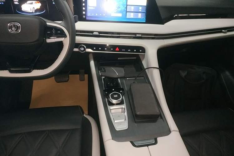 Used CHANGAN CS75 PLUS 2023 3rd Generation 1.5T Automatic Luxury Model Audio And AC Panel