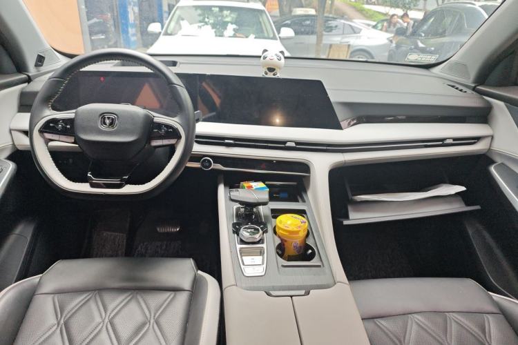 Used CHANGAN CS75 PLUS 2023 3rd Generation 1.5T Automatic Pilot Model Center Console