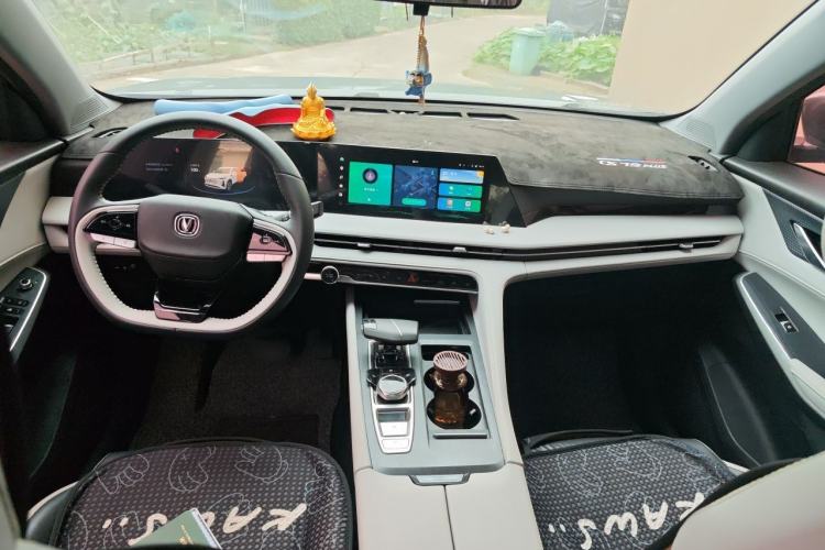 Used CHANGAN CS75 PLUS 2023 3rd Generation 1.5T Automatic Pilot Model Center Console