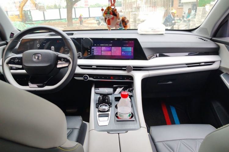 Used CHANGAN CS75 PLUS 2023 3rd Generation 1.5T Automatic Pilot Model Center Console