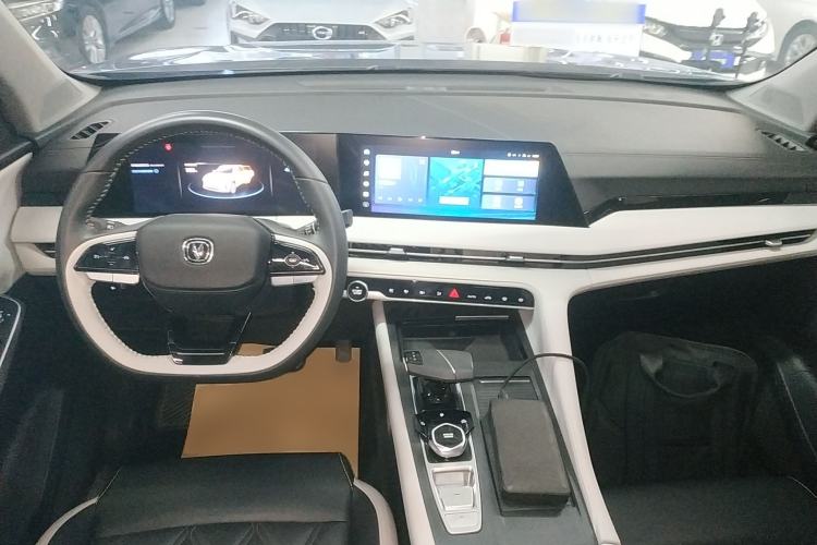 Used CHANGAN CS75 PLUS 2023 3rd Generation 1.5T Automatic Luxury Model Center Console