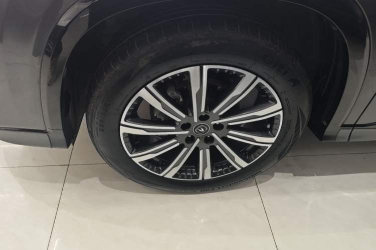 Used CHANGAN CS75 PLUS 2023 3rd Generation 1.5T Automatic Prestige Model Left Front Wheel Hub