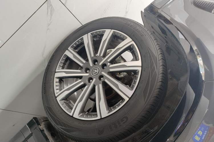 Used CHANGAN CS75 PLUS 2023 3rd Generation 1.5T Automatic Prestige Model Left Front Wheel Hub