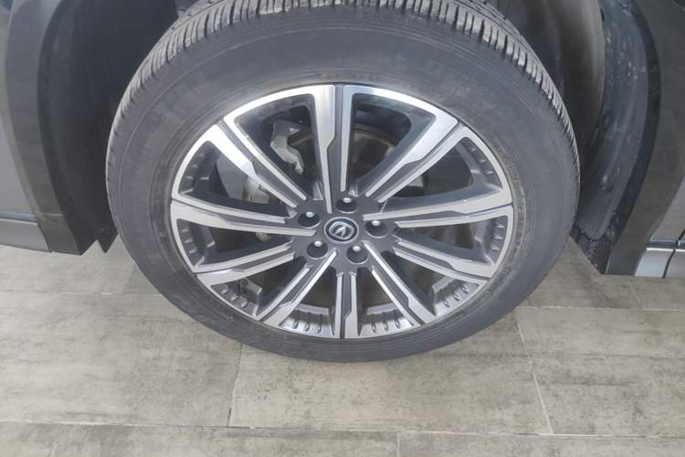 Used CHANGAN CS75 PLUS 2023 3rd Generation 1.5T Automatic Prestige Model Left Front Wheel Hub