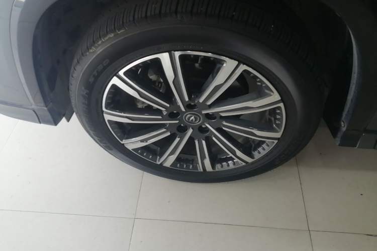 Used CHANGAN CS75 PLUS 2023 3rd Generation 2.0T Automatic Flagship Model Left Front Wheel Hub