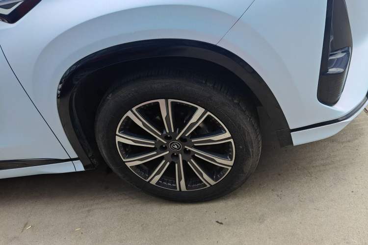 Used CHANGAN CS75 PLUS 2023 3rd Generation 1.5T Automatic Prestige Model Right Front Wheel Hub