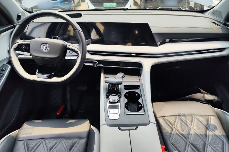 Used CHANGAN CS75 PLUS 2023 3rd Generation 1.5T Automatic Pilot Model Center Console