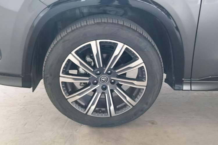 Used CHANGAN CS75 PLUS 2023 3rd Generation 1.5T Automatic Prestige Model Left Front Wheel Hub