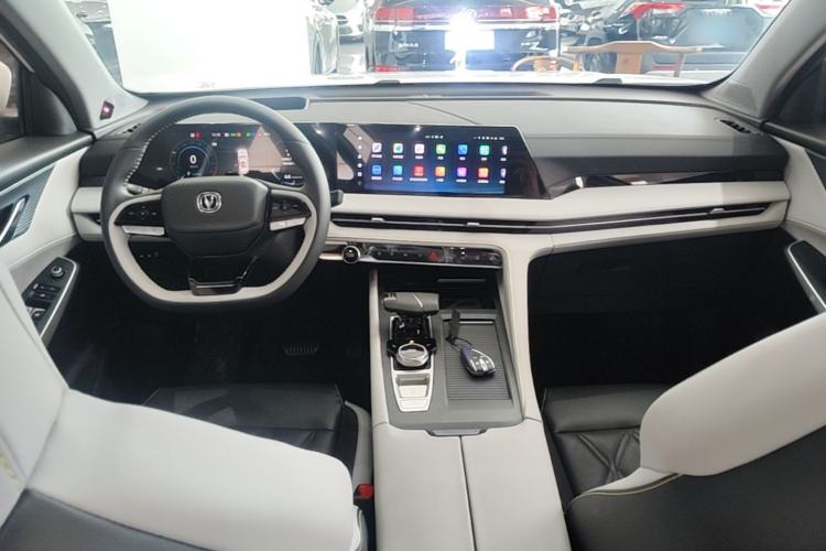 Used CHANGAN CS75 PLUS 2023 3rd Generation 1.5T Automatic Pilot Model Center Console