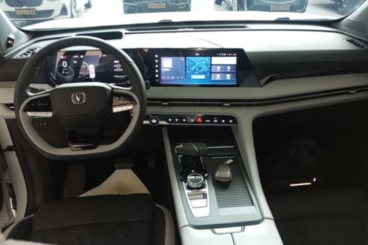 Used CHANGAN CS75 PLUS 2023 3rd Generation 1.5T Automatic Pilot Model Center Console