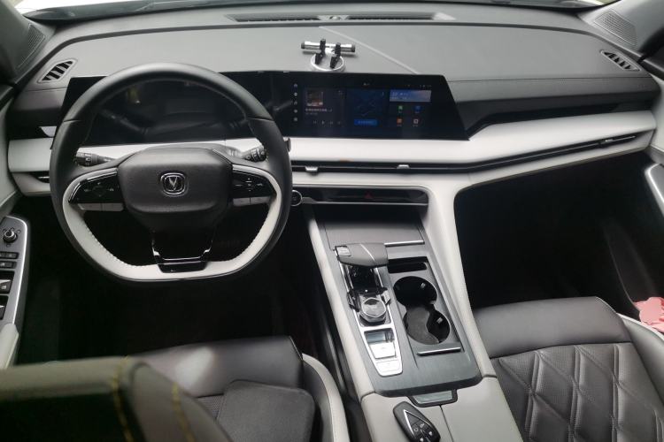 Used CHANGAN CS75 PLUS 2023 3rd Generation 1.5T Automatic Prestige Model Center Console
