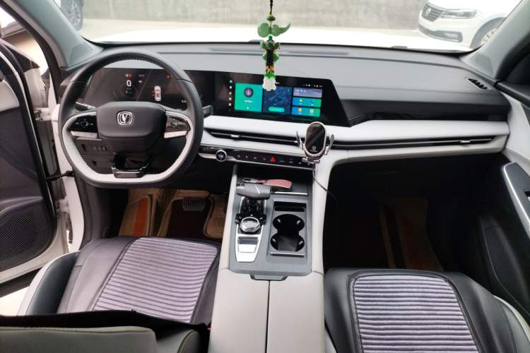 Used CHANGAN CS75 PLUS 2023 3rd Generation 1.5T Automatic Prestige Model Center Console