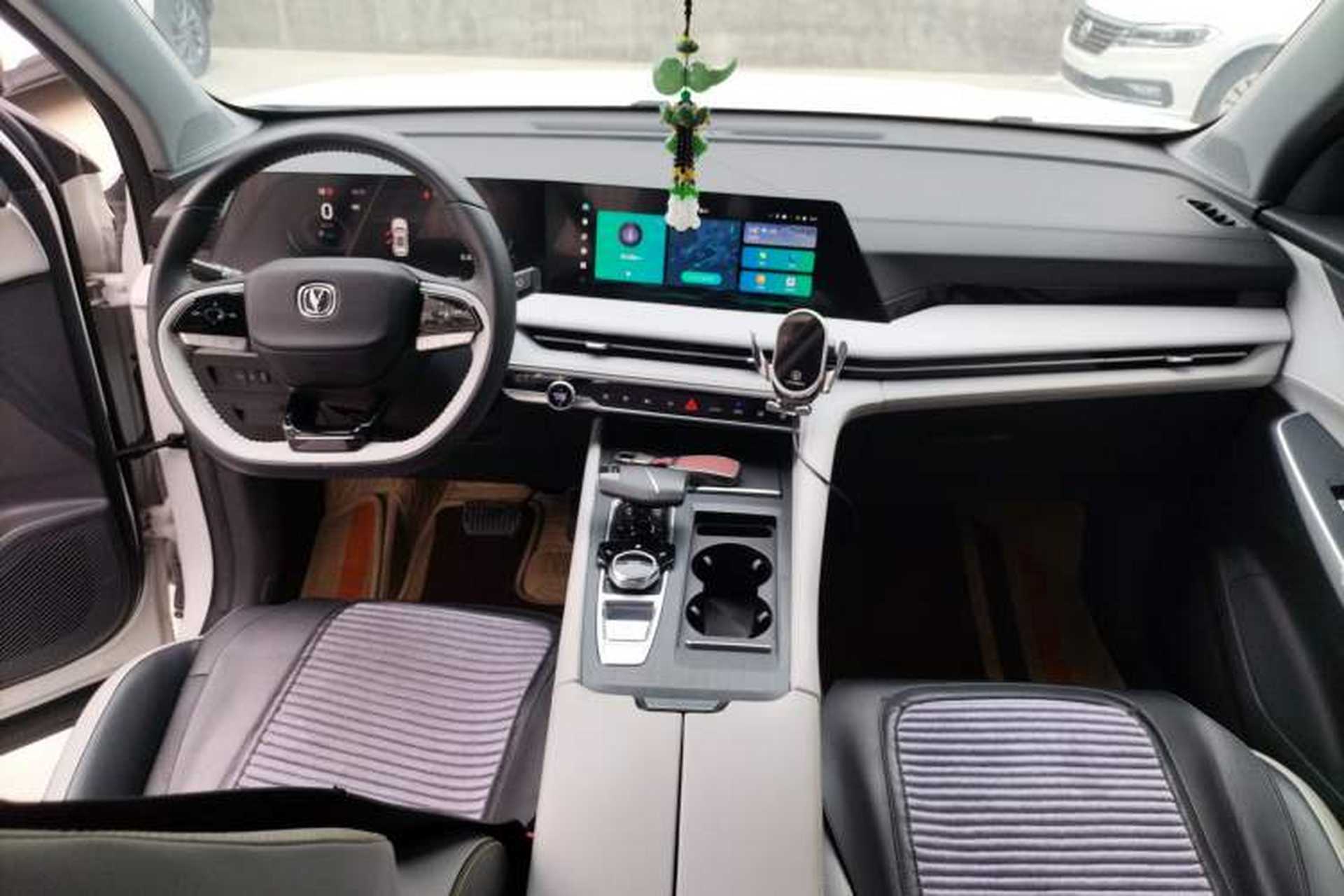 Used CHANGAN CS75 PLUS 2023 3rd Generation 1.5T Automatic Prestige Model Center Console
