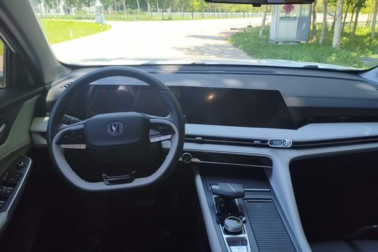 Used CHANGAN CS75 PLUS 2023 3rd Generation 1.5T Automatic Prestige Model Center Console