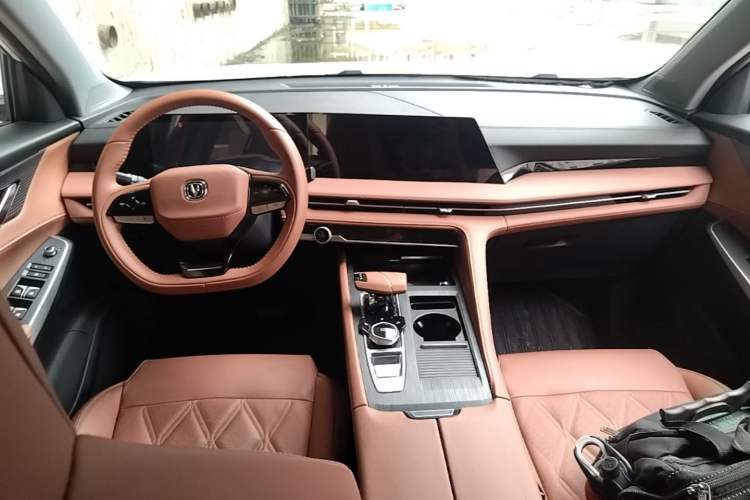 Used CHANGAN CS75 PLUS 2023 3rd Generation 1.5T Automatic Prestige Model Center Console